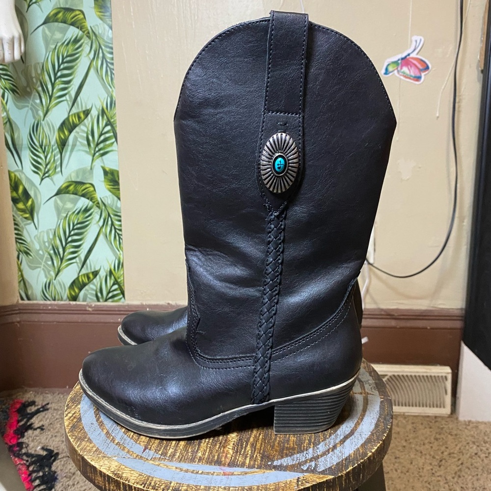 Black Heeled Western Boots with Tall Shaft and Decorative Stitching